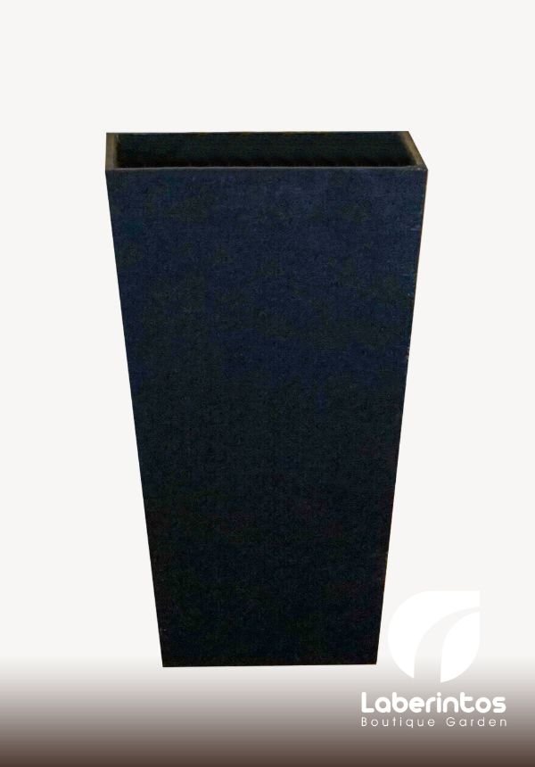 Maceta ecol&oacute;gica jardinera piramidal de material reciclado color negro