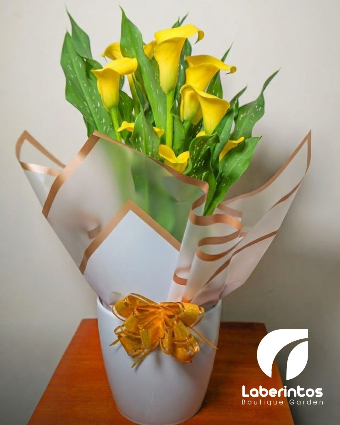 Cala o Cartucho amarillo decorada para regalo con portamaceta